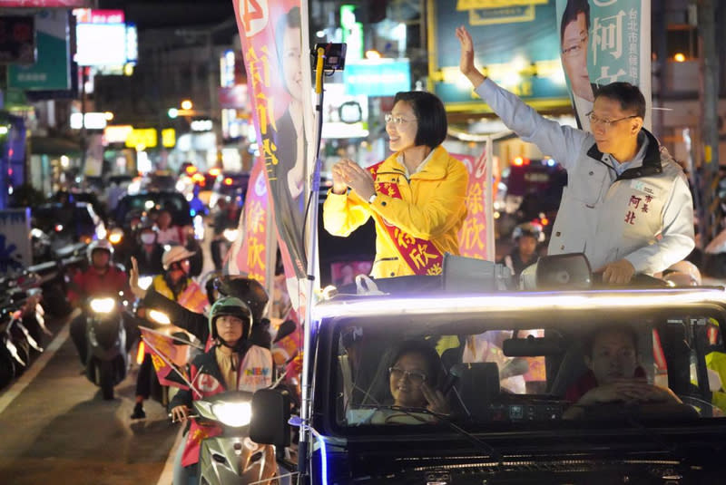 台北市長柯文哲（車上右）17日晚間陪同民國黨新竹縣長候選人徐欣瑩（車上左）車隊掃街拜票，雙方都盼未來透過兩個城市的合作計畫，帶動地方經濟，讓錢潮起飛。圖片來源：中央社