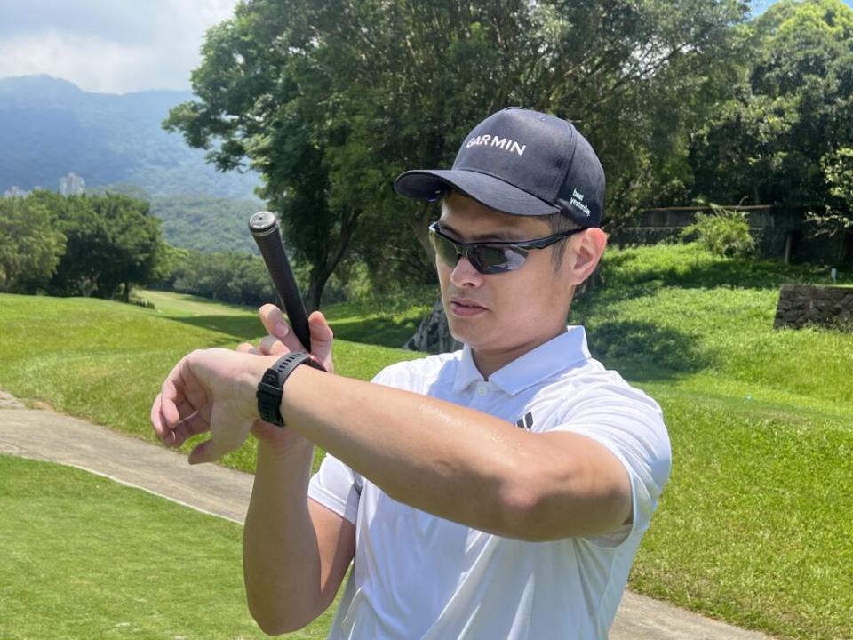 透過Approach S70高爾夫球GPS腕錶提供的距離、位置與地圖資訊，基本上，可以不需桿弟。(攝影：汪廷諤)