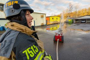 Fumo handling 2000 l/min of water at a pressure of 10 bar controlled by a fire-fighter.