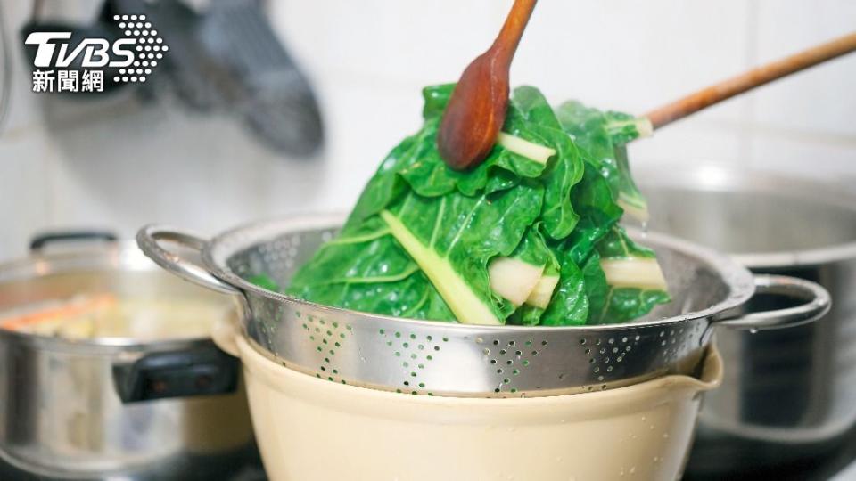 許多人到小吃店用餐都會點燙青菜。（示意圖／shutterstock達志影像）