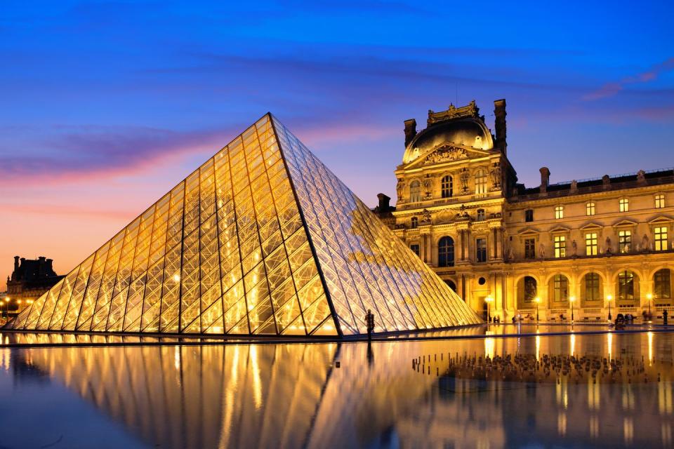 Take a virtual tour of the Louvre Museum.