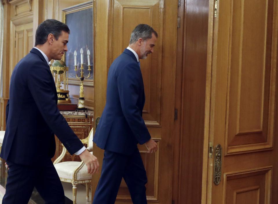 Spanish acting Prime Minister Pedro Sanchez (L) meets King Felipe VI of Spain (R) on September 17, 2019 at the Zarzuela Palace in Madrid, before a meeting in an eleventh-hour bid to form a government. (Photo by Andres BALLESTEROS / POOL / AFP)        (Photo credit should read ANDRES BALLESTEROS/AFP/Getty Images)