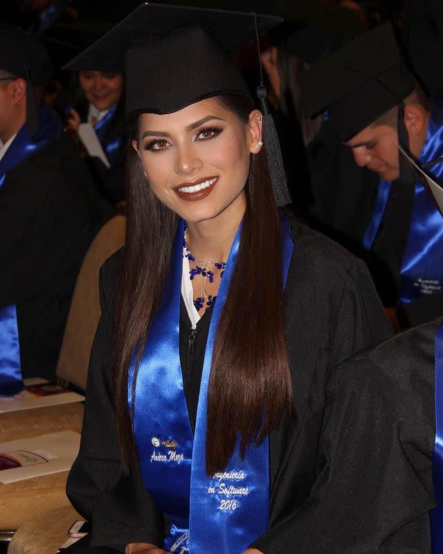 <p>Foto de su graduación como ingeniera en software.</p>