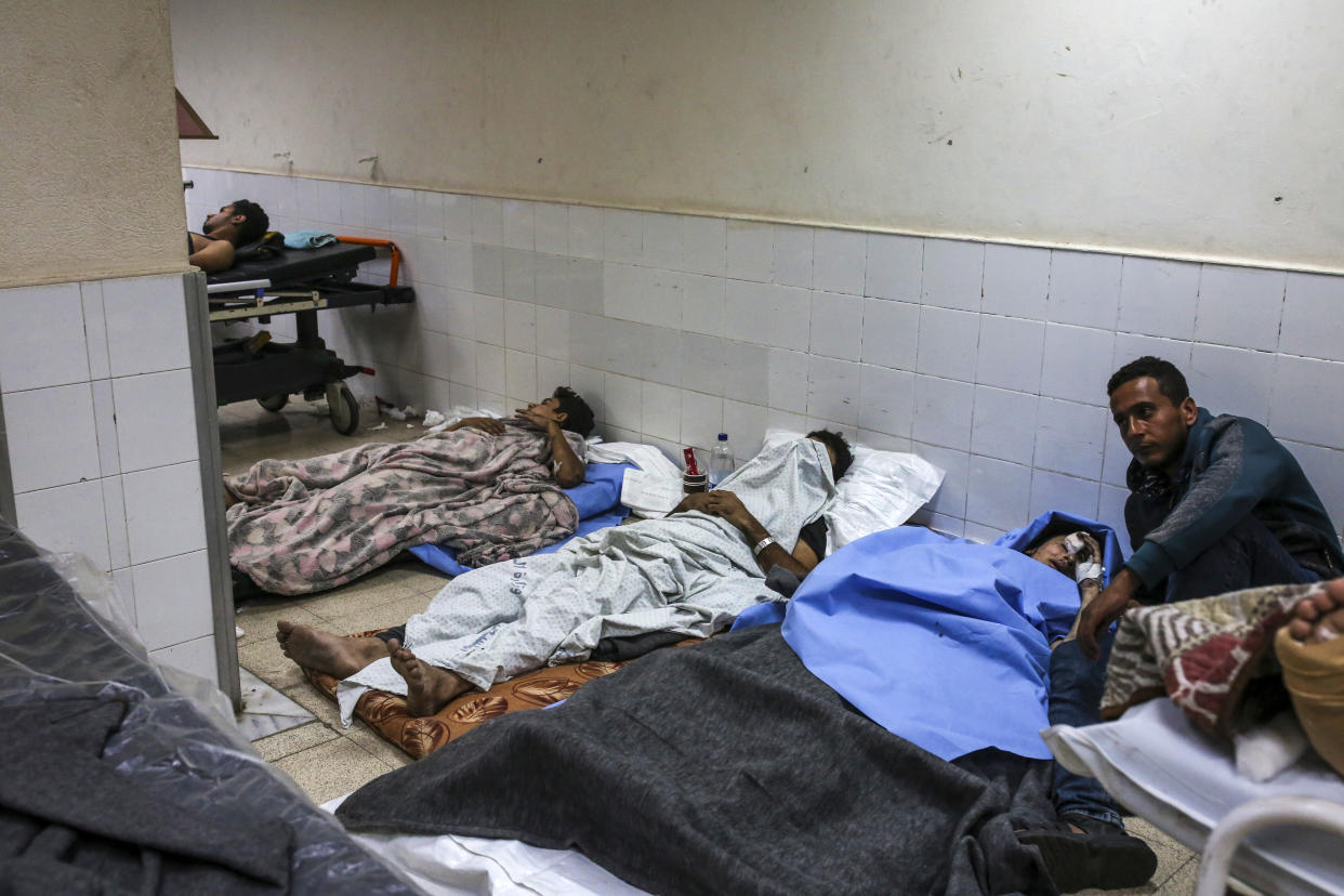 Pacientes se alinean en un pasillo del Hospital al-Aqsa en Deir al Balah, en el centro de la Franja de Gaza, el lunes 6 de noviembre de 2023. (Samar Abu Elouf/The New York Times)