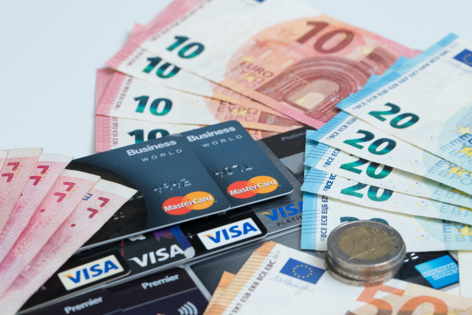 Quasi sette italiani su dieci continua a preferire il contante alla carta di credito (studioEAST/Getty Images)