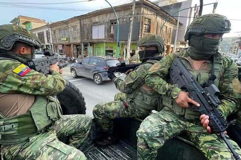 Soldados y policías participan en un operativo de seguridad en el barrio Rivera del Río en Esmeraldas