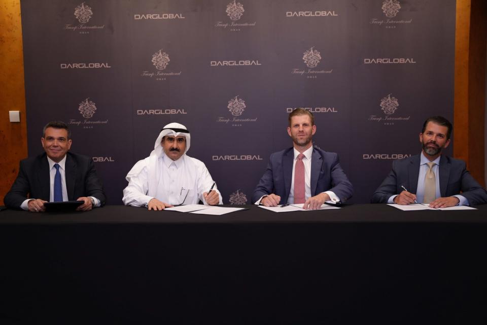 Ziad El Chaar, CEO von Dar Global (zweiter von links), mit Eric Trump und Donald Trump Jr. - Copyright: Dar Global