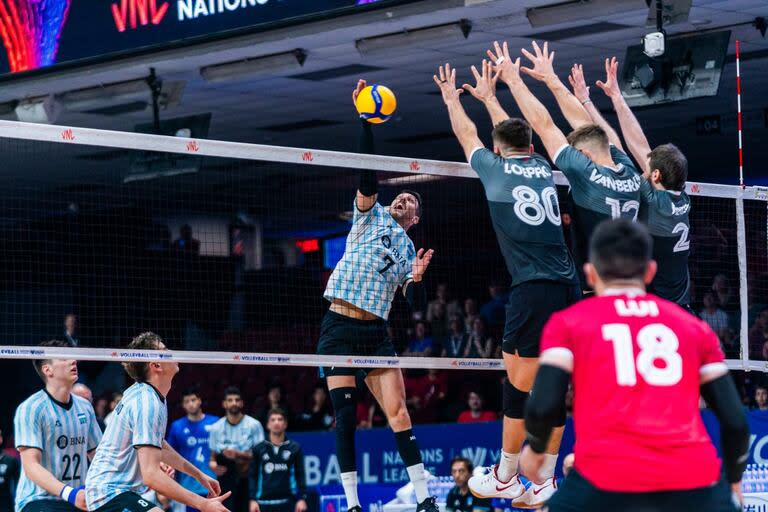 La selección argentina de vóleibol masculino consiguió un triunfo clave ante Canadá en la última fecha por 3 a 1