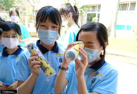 核能安全委員參與「台北兒童月」科普活動，帶領學子們透過組裝完成的萬花筒，走入如夢似幻的「菱鏡」世界。（圖：核安會提供）