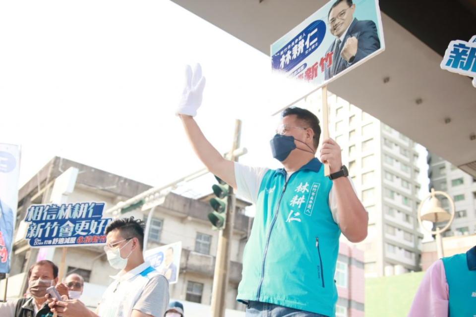 國民黨新竹市長參選人林耕仁二十七日上午與市議員參選人在東區武陵路與東大路口向上班的市民道早安。(記者曾芳蘭攝)