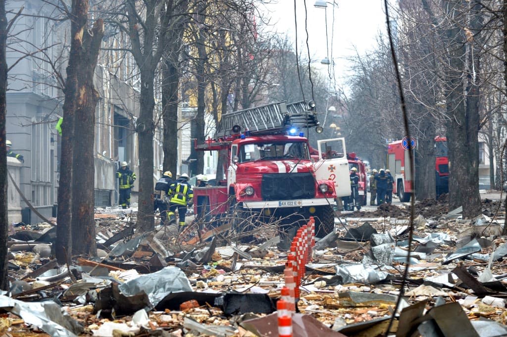 Des pompiers tentant de contenir un feu qui s'est déclenché dans un quartier de Kharkiv en Ukraine, le 2 mars 2022. - Sergey Bobok