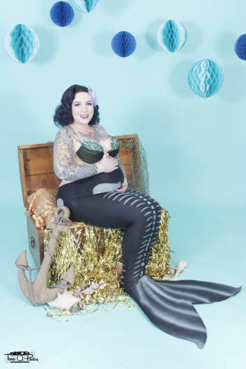 <p>Diese Brünette ist Fan der 1940er und -50er Jahre. Deswegen ließ sich die tätowierte Schwangere nicht im typischen Mermaid-Style ablichten, sondern setzte auf einen verspielten Pin-up Look. Passend dazu trug sie eine edle Rockabilly-Frisur. (Bild: Instagram/ashesdiane) </p>