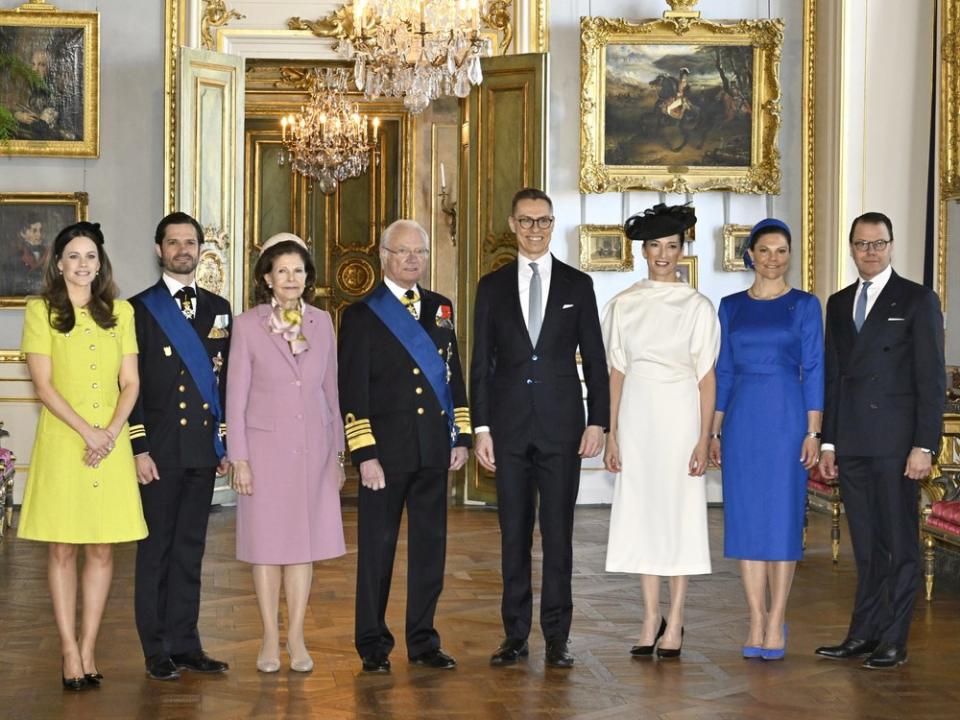 Die schwedische Königsfamilie begrüßt das finnische Präsidentenpaar im Palast in Stockholm. Von links: Prinzessin Sofia, Prinz Carl Philip, Königin Silvia, König Carl XVI. Gustaf, Alexander Stubb, Suzanne Innes-Stubb, Kronprinzessin Victoria und Prinz Daniel. (Bild: ddp)
