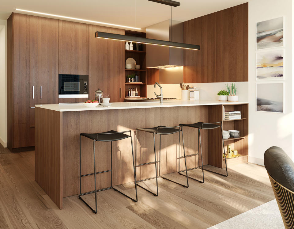 La cocina es de estilo americana con muebles de madera oscura y mostradores blancos. (Foto: <a href="http://mirasf.com/" rel="nofollow noopener" target="_blank" data-ylk="slk:mirasf.com;elm:context_link;itc:0;sec:content-canvas" class="link ">mirasf.com</a>).