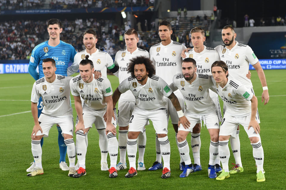 <p>Definitivamente 2018 no fue el mejor año para el Real Madrid, uno de los clubes más populares del mundo. Su afición tuvo que ver como partía su entrenador Zinedine Zidane y su goleador estrella durante casi una década, Cristiano Ronaldo. El escándalo con Lopetegui y el bajo rendimiento del equipo acabó convirtiendo 2018 en una especie de ‘<i>annus horribilis’ </i> para la oncena blanca. Pero más allá de los debates y las decepciones el nombre pesa y a final de año el team de Solari conquistó el Mundial de Clubes. Otro título para su colección. (Foto: Etsuo Hara/Getty Images) </p>