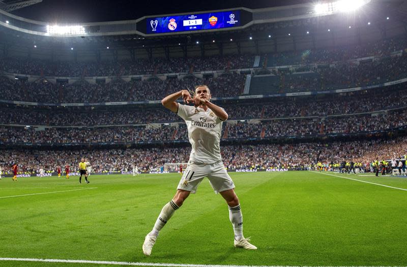 El delantero galés del Real Madrid Gareth Bale celebra tras marcar el segundo gol ante la Roma, durante el partido de la primera jornada de la Liga de Campeones que se disputa anoche en el estadio Santiago Bernabéu, en Madrid. EFE