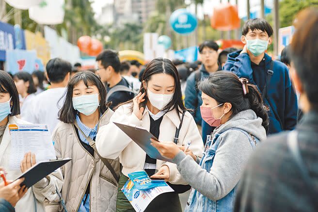 台大校園徵才博覽會4日登場，一早就湧入大批學生到各家業者攤位，了解最新就業資訊。（郭吉銓攝）