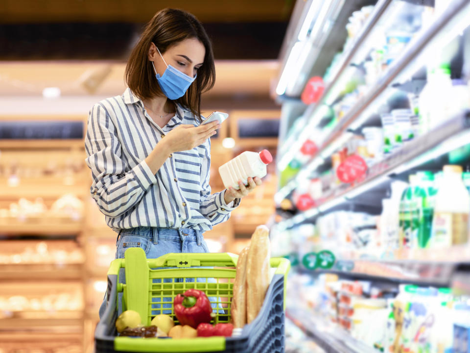 Wer mit einem Barcode-Scanner im Supermarkt unterwegs ist, weiß genau, wo was drinsteckt. (Bild: Prostock-studio/Shutterstock.com)