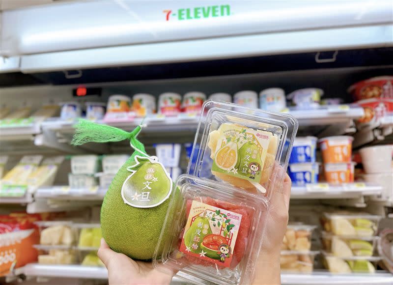 7-ELEVEN實體門市販售免剝皮的即食鮮果盒「麻豆剝皮文旦盒」、「麻豆剝皮紅柚盒」。（圖／品牌業者提供）