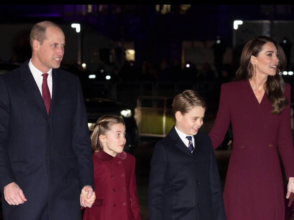 Prinz William mit Prinzessin Kate und den gemeinsamen Kindern, Prinz George und Prinzessin Charlotte, vor dem Weihnachtskonzert. (Bild: imago images/i Images)