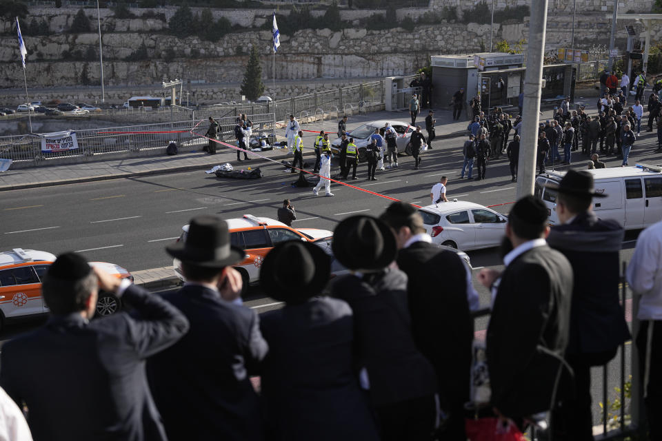 哈瑪斯2名槍手11月30日上午對以色列首都耶路撒冷一處公車站發動攻擊，已知至少3人身亡，另有16人受傷。2名槍手在犯案後被當場擊斃。（美聯社）