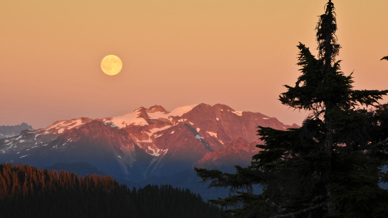  Moonrise over the rocky mountains. 