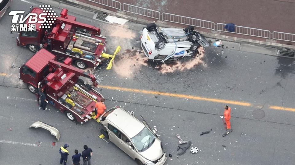 事發的丁字路口，5台車輛相撞、汽車零件四散各處，更有一輛白色汽車直接被掀翻。（圖／達志影像美聯社）