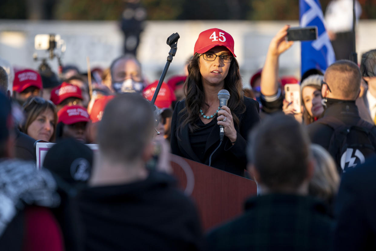 La representante Lauren Boebert (republicana de Colorado), quien tuiteó "Hoy es 1776" la mañana de los disturbios en el Capitolio, habla con seguidores que protestan el resultado de las elecciones presidenciales cerca de la Corte Suprema en Washington, el 12 de diciembre de 2020. (Stefani Reynolds/The New York Times).