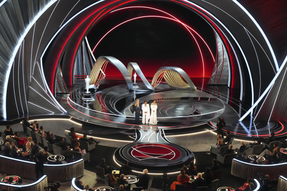 Amy Schumer, Wanda Sykes y Regina Hall presentan la edición 94 de los Premios Oscar en el Dolby Theatre de Los Ángeles, el 27 de marzo de 2022. (Ruth Fremson/The New York Times).