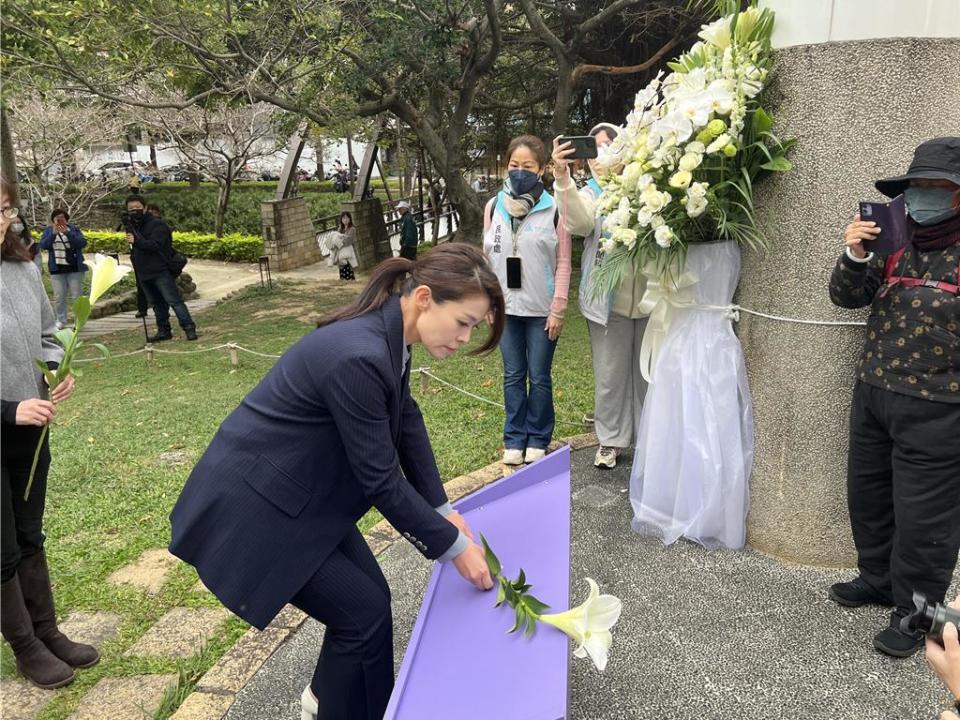 新竹市政府在二二八紀念公園舉辦追思音樂會，眾人在紀念碑處為受難者獻上純淨的百合花。（王惠慧攝）