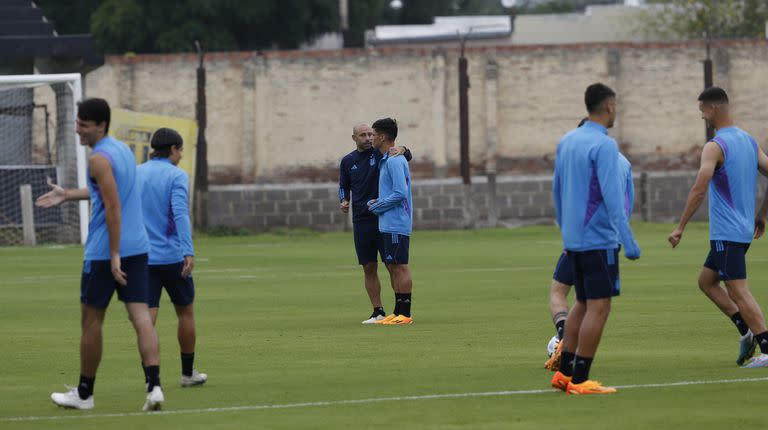 Las conversaciones que Mascherano mantuvo con algunos jugadores durante los entrenamientos ilustran su trato más cercano y ameno, sin entrar en discusiones tácticas más complejas