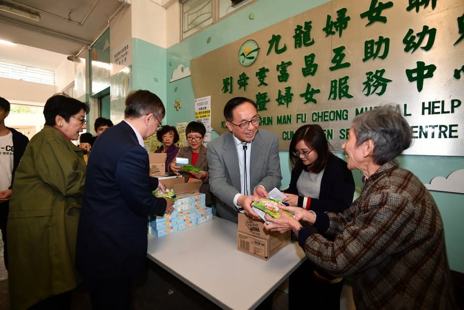 社創基金資助食物援助平台　楊偉雄日前到社區中心派賀年糖果