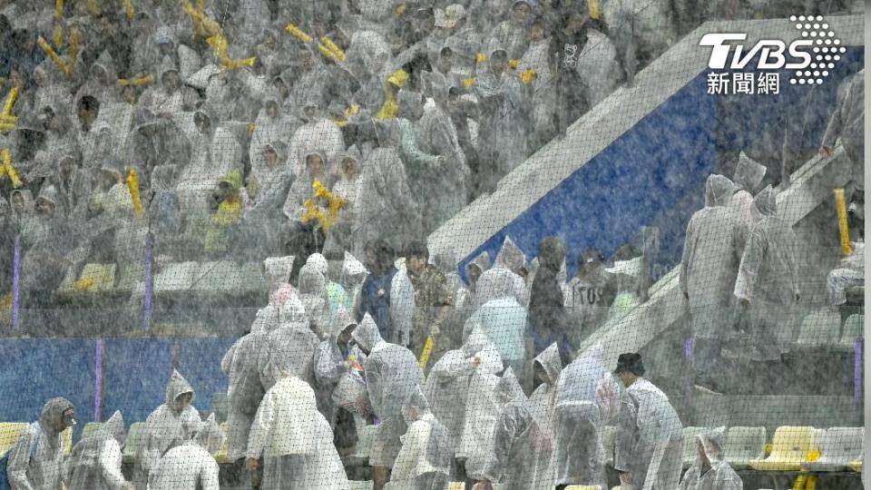 紹興天氣狀況不穩，昨天雨勢過大，球迷紛紛穿雨衣離場。（圖／胡瑞麒攝）