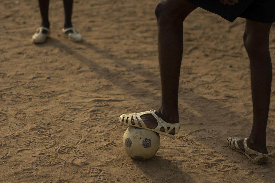 Futbolistas jóvenes usan sandalias de plástico llamadas lêkê, en Abiyán, Costa de Marfil, el 27 de enero de 2024. (Joao Silva/The New York Times)
