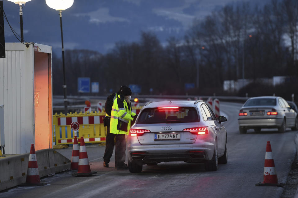 Federal police check travellers on the A93 motorway near Kiefersfelden, Germany, Sunday, Feb. 14, 2021. Germany has implemented tighter border controls on its frontiers with the Czech Republic and Austria’s Tyrol province in an effort to stem the spread of more contagious coronavirus variants. (Angelika Warmuth/dpa via AP)