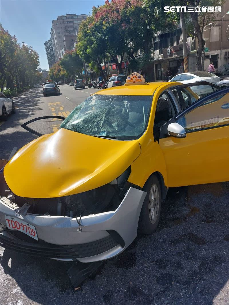 台北市士林區發生計程車與阿法碰撞事故，造成6人受傷送醫。（圖／翻攝畫面）