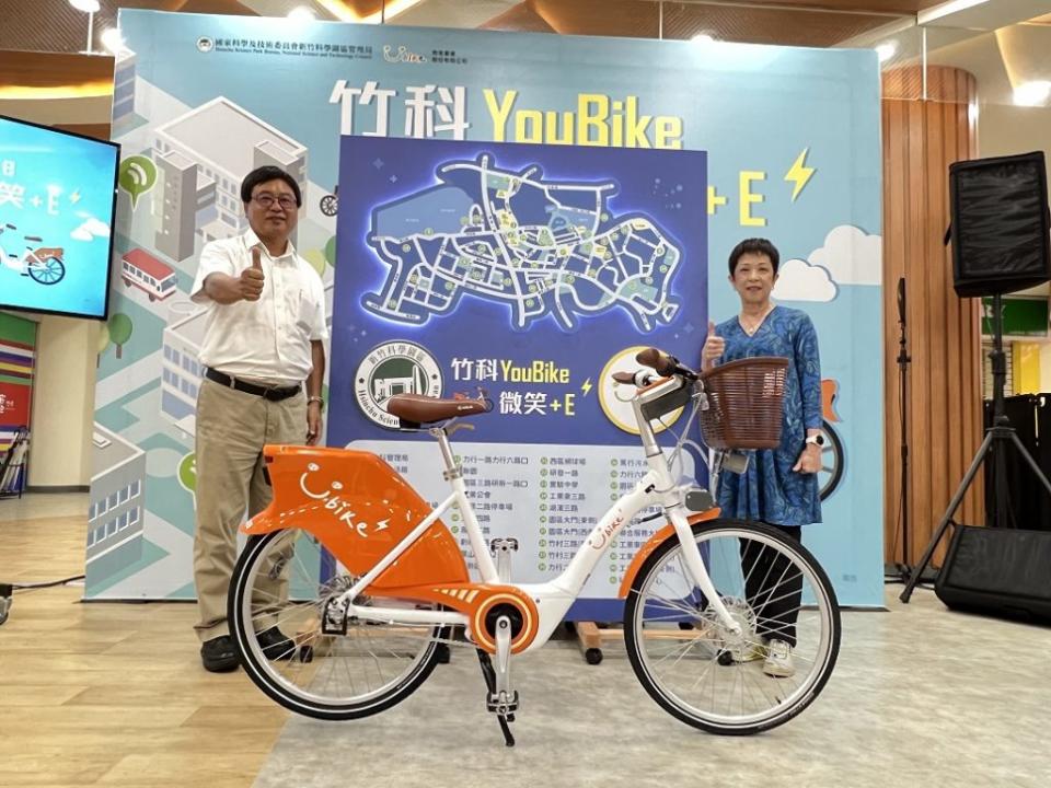 竹科管理局28日舉辦YouBike 2.0E啟用記者會，園區同業公會祕書長張致遠、竹科管理局長王永壯、微笑單車董事長劉麗珠等人出席並於現場試騎YouBike 2.0E。(記者曾芳蘭攝)