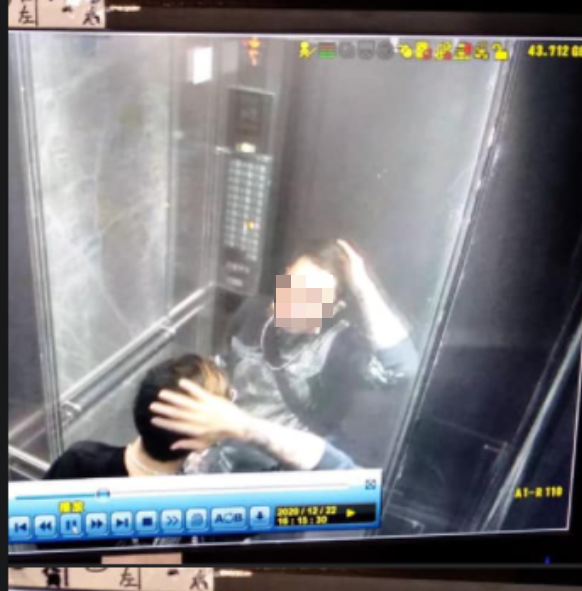 施男洗劫財物後，還一派輕鬆在電梯中照鏡子撥弄頭髮。（翻攝畫面）