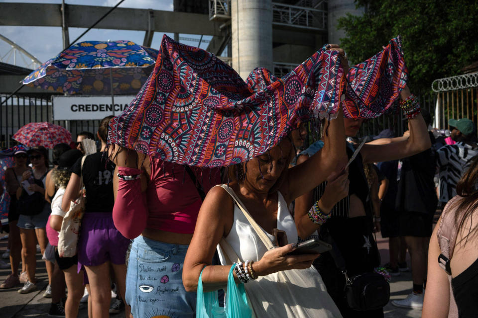 Image: Fans of Taylor Swift queue outside the Nilton Santos Olympic Stadium (Tércio Teixeira / AFP via Getty Images)
