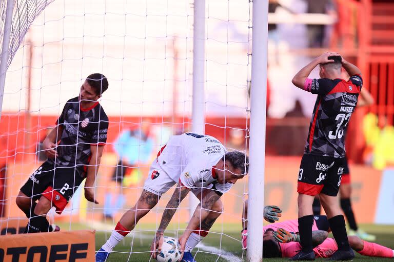 Gol de Newell's, cuando todo se acababa... El arquero Sebastián Moyano, de Barracas Central, tuvo el infortunio de meter adentro un balón que se iba de la cancha y lo lamenta en el suelo.