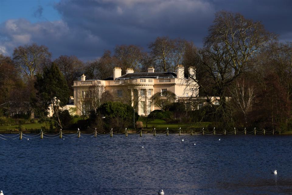 Blick vom See aus auf das Holme Mansion im Londoner Regent's Park. (Bild: Getty)