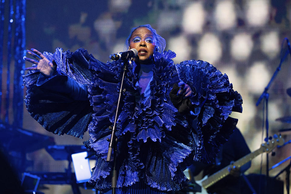 ARCHIVO - Lauryn Hill se presenta en el Festival Essence el 30 de junio de 2023 en el Caesars Superdome de Nueva Orleans. Hill, junto con los Red Hot Chili Peppers y Megan Thee Stallion, encabezarán el Festival Global Citizen de este año. La organización sin fines de lucro contra la pobreza busca centrar la atención en la creciente desigualdad para las niñas y mujeres jóvenes en todo el mundo.(Foto Amy Harris/Invision/AP, archivo)