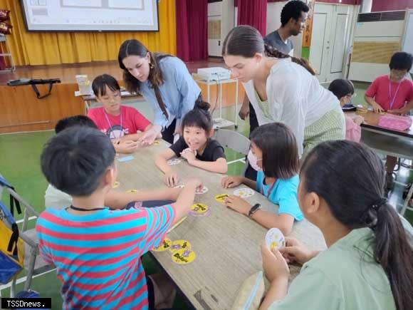 大葉大學英語系國際學生教三春國小小朋友學英文。（記者方一成攝）