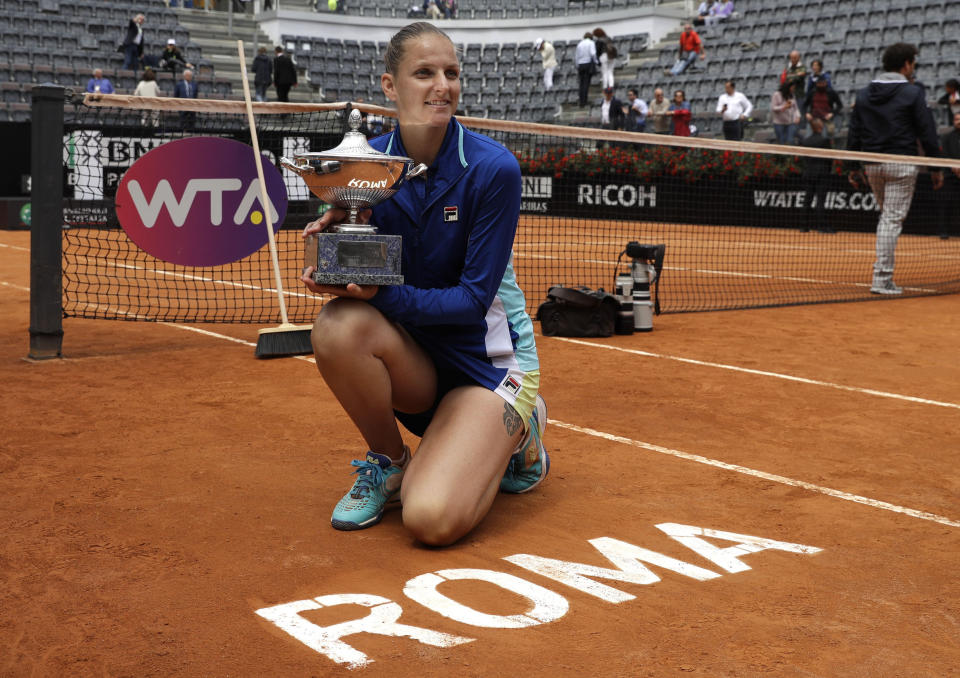 La checa Karolina Pliskova posa con el trofeo que la acredita como campeona del Abierto de Italia,tras derrotar en la final a la británica Johanna Konta, el domingo 19 de mayo de 2019, en Roma. (AP Foto/Gregorio Borgia)