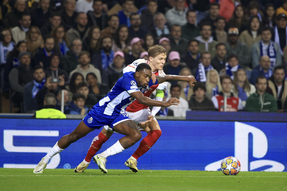 Otavio (izquierda) del Porto y Martin Odegaard de Arsenal pugnan por el balón en el partido por los octavos de final de la Liga de Campeones, el miércoles 21 de febrero de 2024, en Oporto. (AP Foto/Luis Vieira)