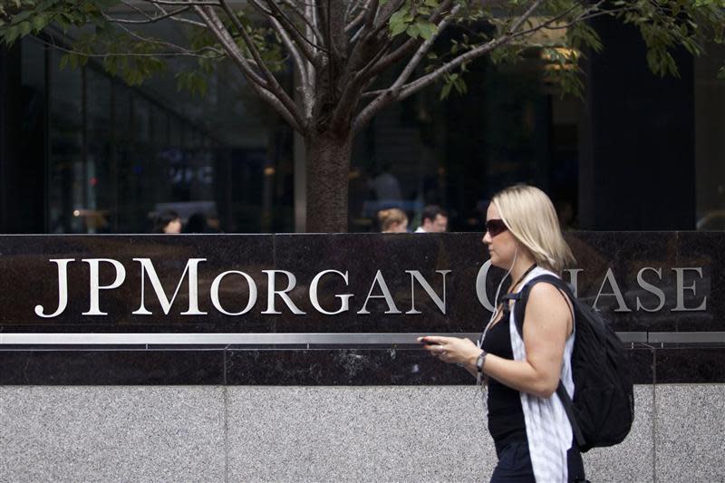 A woman walks past JP Morgan Chase's international headquarters on Park Avenue in New York in this July 13, 2012, file photo. REUTERS/Andrew Burton/Files