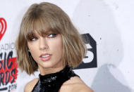 <p>Mientras que para mucha gente es el número de la mala suerte, Taylor Swift está totalmente obsesionada con el 13 e incluso lo suele llevar escrito en la mano para tener buena fortuna. La cantante además cumple años el día 13. (Foto: Danny Moloshok / Reuters). </p>