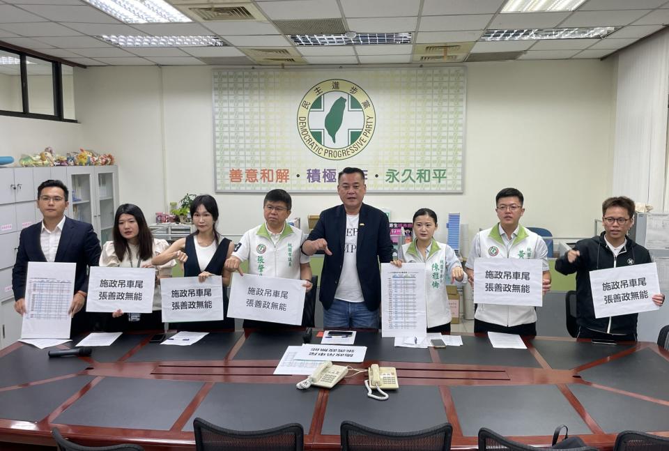 民進黨桃園市議會黨團嚴正呼籲張善政多用心在桃園，市政不要再慢半拍。圖：黨團提供