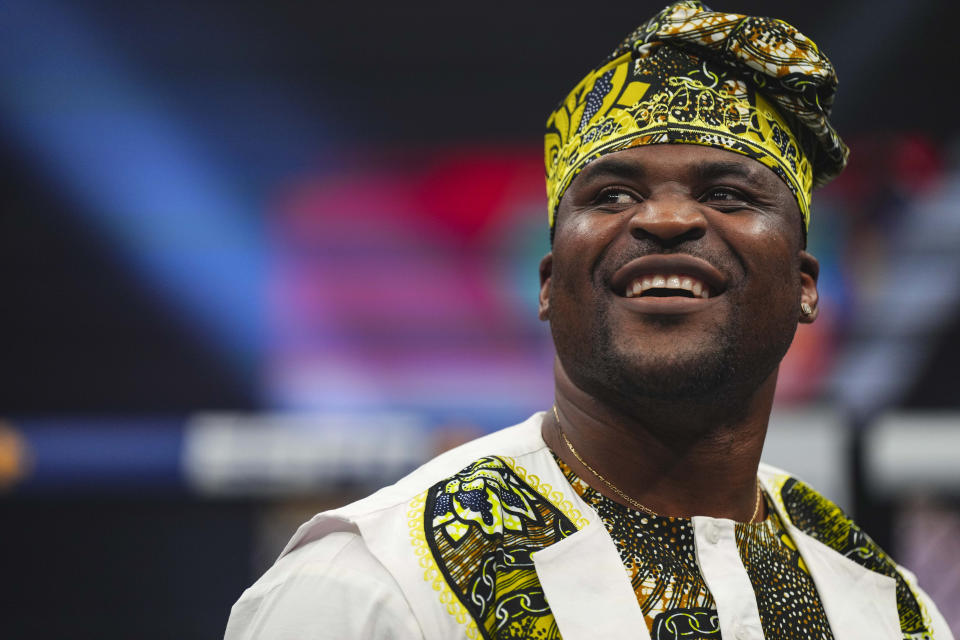 ATLANTA, GA - 16 DE JUNIO: Francis Ngannou observa durante la semana 5 de PFL 2023 en OTE Arena el 16 de junio de 2023 en Atlanta, Georgia. (Foto de Cooper Neill/Getty Images)