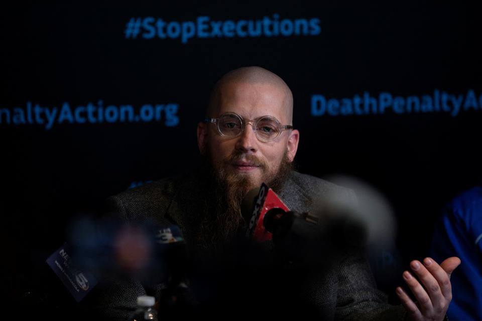 Jeff Hood, the spiritual advisor to Kenneth Smith, speaks to reporters at the Holiday Inn Express, (REUTERS)